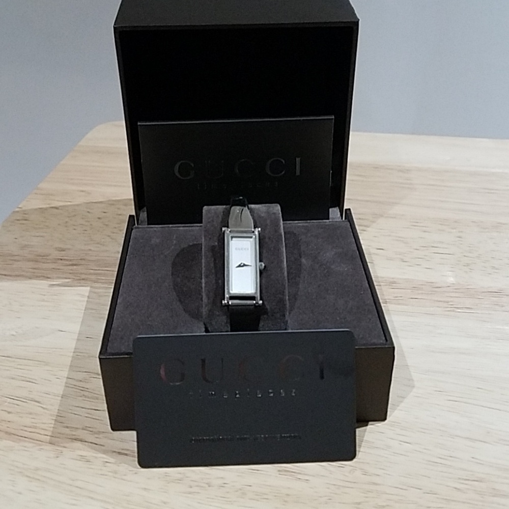 Gucci Bangle Watch 1500L Series